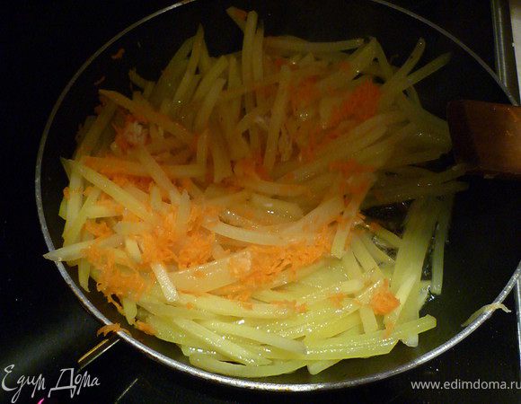 Жарим картошку до полуготовности и добавляем морковь и чеснок.