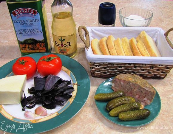 Итак - Кростини с капрезе и мясным рулетом
Здесь представлены кростини с двумя начинками и капрезе - это условно Капрезе 