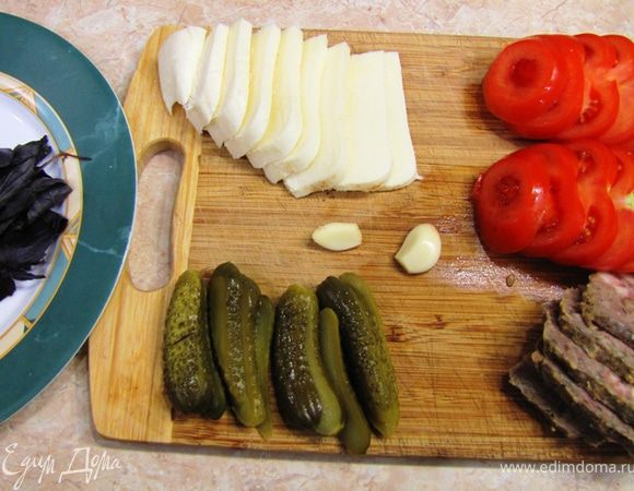 Теперь, нарежьте составляющие начинок.