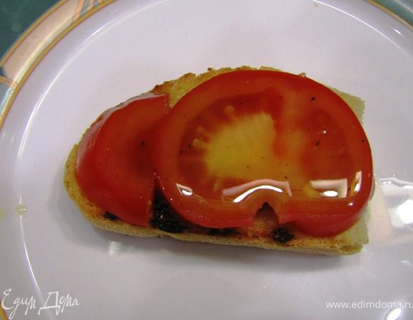 Положите сверху помидоры так, чтобы закрыть всю поверхность (но без фанатизма  )
Полейте двумя чайными ложками соуса Винегрет. Немного посолите.