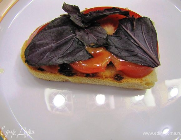 Положите сверху листья базилика.