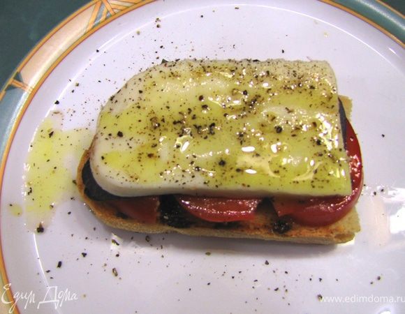 Положите сверху ломтики сыра, полейте чайной ложкой соуса Винегрет и посыпьте свежемолотым черным перцем.
И - самое важное - вдавите всю начинку в хлеб, чтобы хлеб пропитался всеми соками.