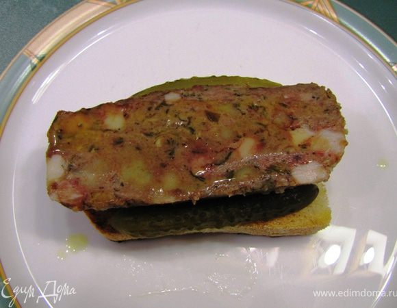 Сверху положите ломтик рулета.
Полейте остатками соуса Винегрет (для запаха)