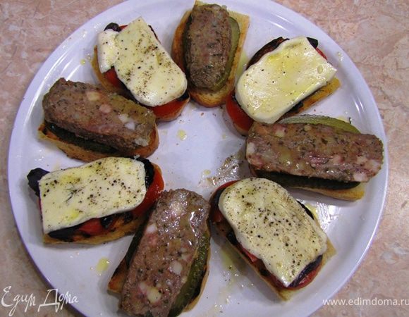 Можно выложить готовые бутерброды на одну тарелку.