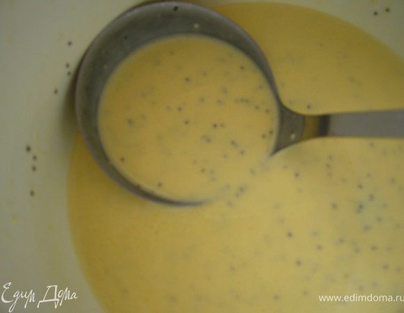 Миксером смешать все ингредиенты для блинов. 