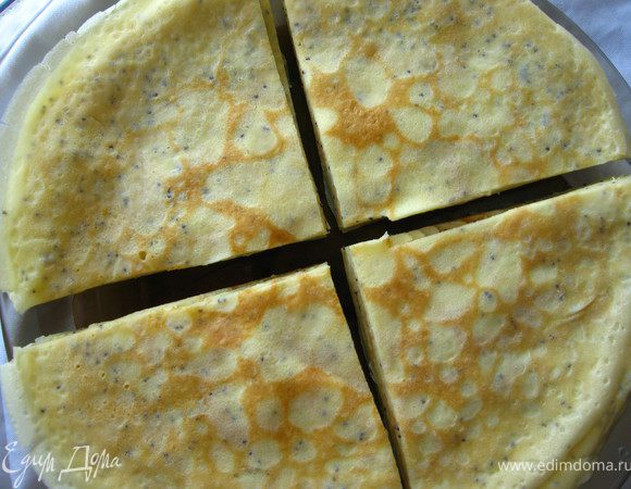выкладываем на тарелку поджаренной стороной вверх.Складываем блинчики стопочкой. Разрезаем на 4 части. 