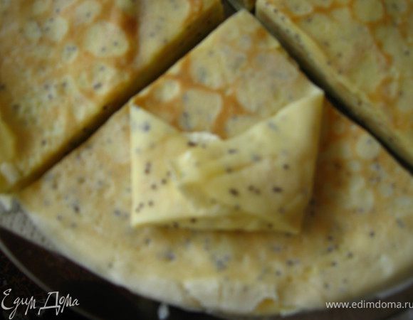 на широкую часть блинчика кладем 0,5ч.л. начинки и сворачиваем конвертиком. Поджаренной стороной внутрь.