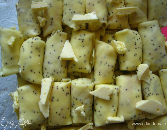 Форму смазываем сливочным маслом и укладываем наши блинчики. Сверху раскладываем кусочки масла. Ставим в разогретую до 190гр духовку на 20 минут 