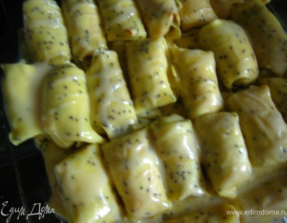 затем поливаем сгущенным молоком и оставляем в духовке еще на 15 минут. 