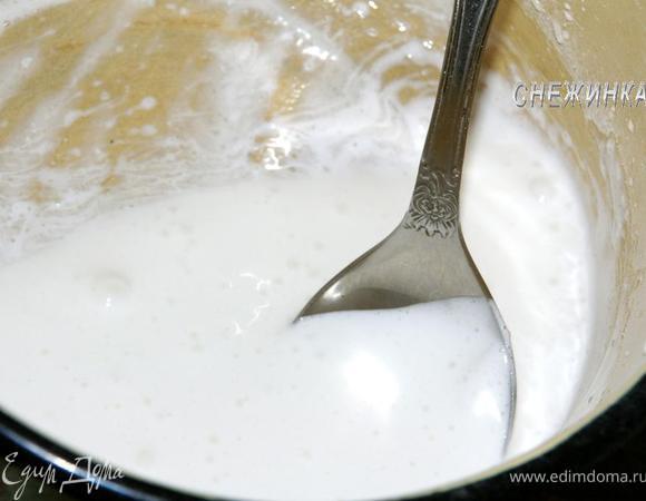 Белок, обязательно охлажденный, взбиваем миксером до «устойчивого состояния», постепенно добавляя понемногу сахарную пудру и ванилин.