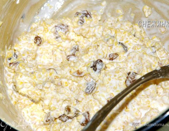 К сладкому белку добавляем хлопья, изюм, хорошо перемешиваем.