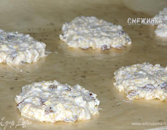 Духовку разогреваем до 140С. На противень укладываем бумагу, хорошо смазав ее маслом, ставим ненадолго в духовку, подогреть. Затем выкладываем на противень ложкой наше тесто, формируя небольшие коржики.