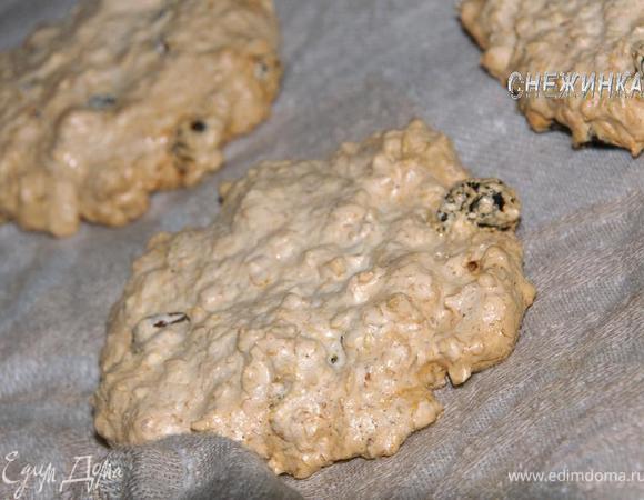 Как только коржики готовы, достаем их из духовки и снимаем с листа лопаточкой или острым ножом,  делается это очень легко. Перекладываем на полотенчико. 