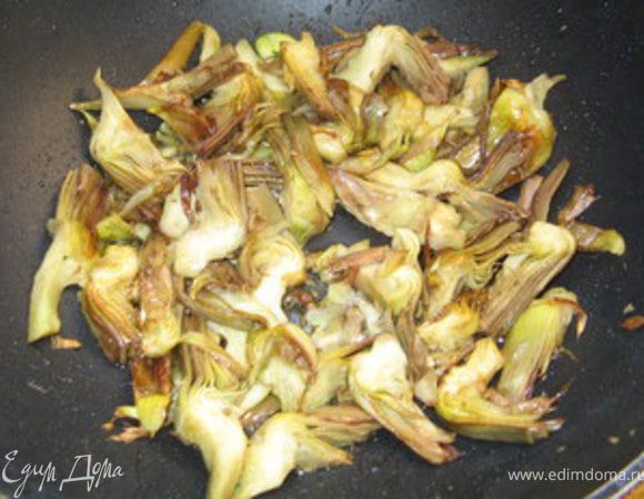 Разогреть овощной бульон.Достать цветки из воды. Промокнуть бумагой, убрать влажность.Нарезать на тонкие полоски и обжарить на оливоком масле с одним зубчиком чеснока. Сбрызнуть лимонным соком.