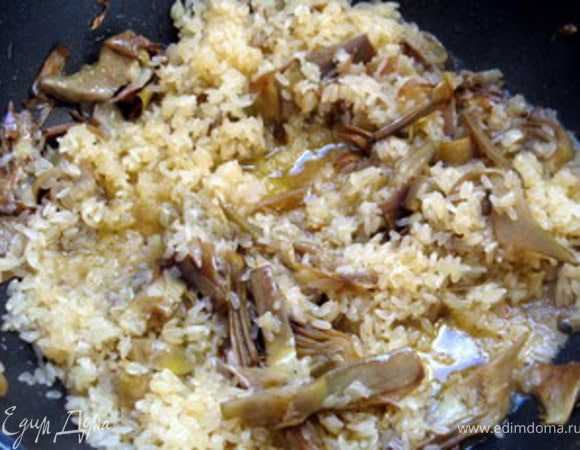 Соединить артишоки с рисом и, подливая бульон по мере необходимости, варить рис до готовности.
В готовое ризотто добавить тёртый пармезанский сыр.
