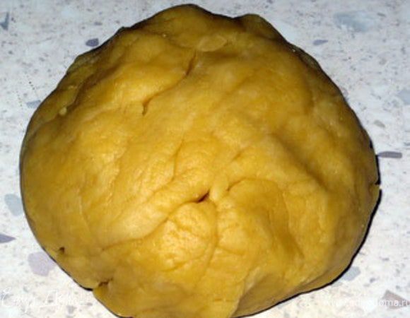 Приготовить тесто. Для этого смешать муку с размягчённым сливочным маслом, добавить одно яйцо плюс один яичный желток, щепотку соли и 30 мл воды. Дать тесту «отдохнуть» 30 минут в тёплом месте.