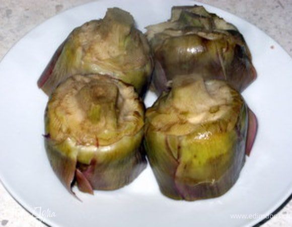 Чищенные артишоки отварить около 12 минут в подсолёной воде пополам с вином и ст.ложкой оливкового масла. Готовые артишоки охладить.