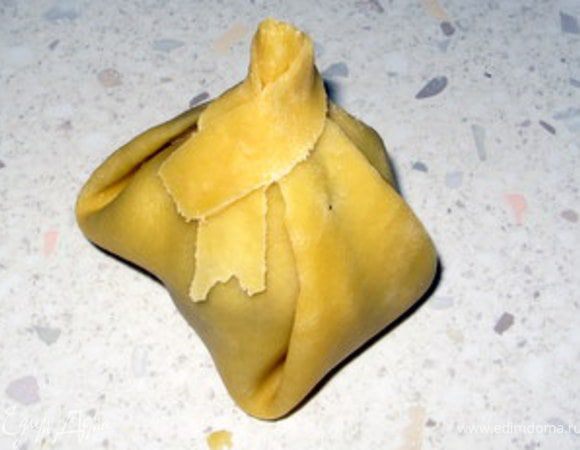 Украсить «шарфиком» из обрезков теста. Смазать яйцом.
Форму смазать оливковым маслом, поместить в неё «узелки» и выпекать в разогретой до 180° духовке около 20-25 минут.


