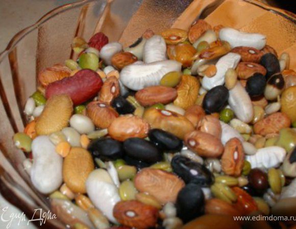 Смесь замочить заранее, можно на ночь. Если в продаже не можете найти такую смесь, можно и самому сделать - бобы, чечевица, зерновые. 