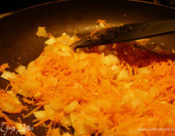 Морковь натереть, лук и чеснок измельчить. Поджарить на масле до золотистого цвета.