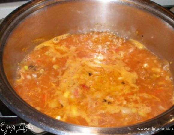 С помидоров снять кожицу, измельчить их и тоже положить в кастрюлю. Снова довести до кипения. Варить 30 мин.