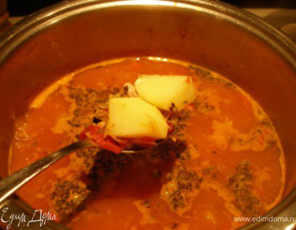 Почищенный и порезанный кубиками картофель добавить к супу. Довести до кипения и варить еще 20 мин. Добавить итальянские травы.