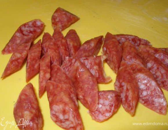 Колбаски порезать и добавить к супу. Посолить, поперчить и варить еще 10 мин.