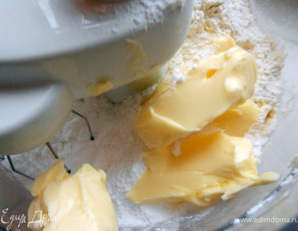 Муку соединить с сахарной пудрой и сливочным маслом, хорошо растереть с помощью комбайна ***На самом деле с тестом все просто: если тесто получается слишком рыхлым - необходимо добавить еще немного сливочного масла, жирным - наоборот, немного муки или муки с пудрой***. 