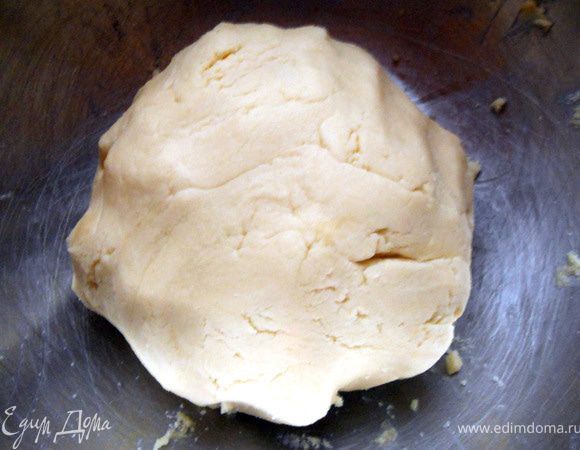 Сформировать из теста шар, затянуть пленкой и отправить в холодильник на 30 минут. 