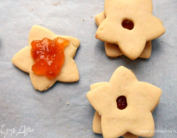 На нижнюю часть выложить немного конфитюра, около ч.ложки. 