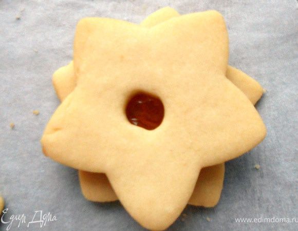 Накрыть второй половинкой, так, чтобы лучи не совпадали:) Слегка прижать, только аккуратнее - печенье достаточно хрупкое, особенно то, что с отверстием. 