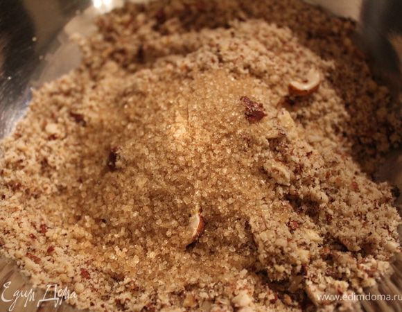 Орехи измельчаем в блендере в мелкую крошку. Добавляем сахар.