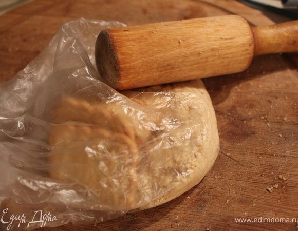 Печенье нужно раскрошить ( я делала это с помощью пакета и скалки)