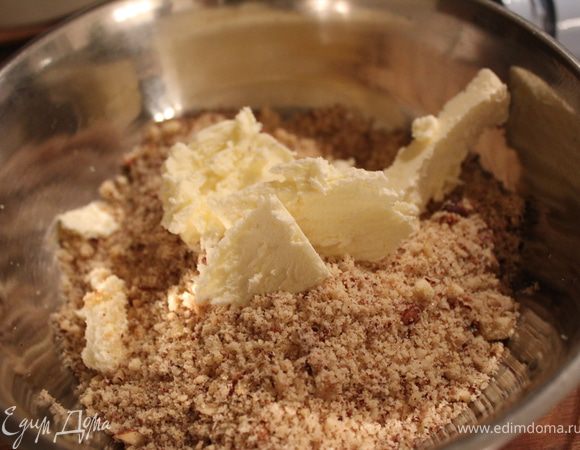 Соединяем печенье и орехи с сахаром. Добавляем сливочное масло и хорошо растираем массу.