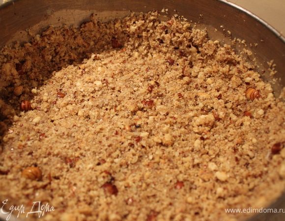 В разъёмную форму (предварительно смазать маслом) выкладываем наше "тесто" и формируем бортики.
Ставим в нагретую до 160 градусов духовку на 10 минут.