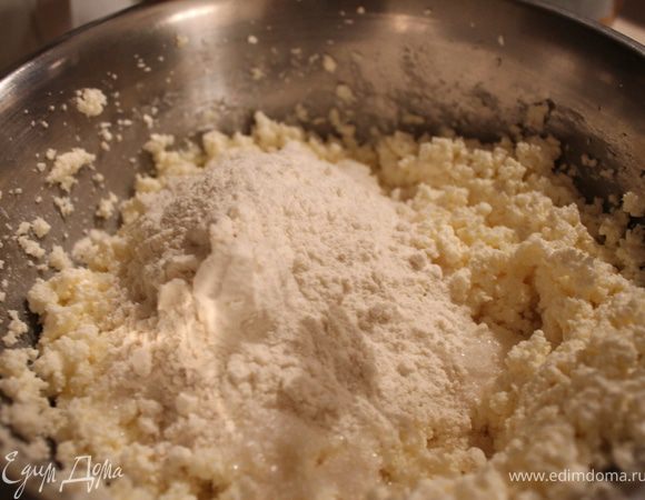 Тем временем...Готовим начинку ) Сыр и творог соединяем. Хорошо перемешиваем и взбиваем. Добавляем сахар и муку.