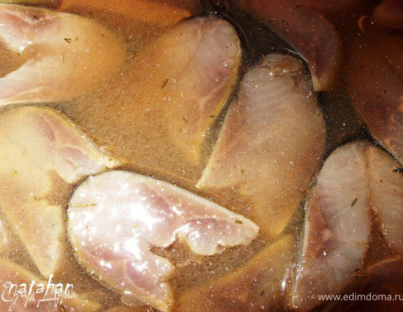 Воду вскипятить, остудить её до чуть выше комнатной температуры. Добавить уксус и залить рыбу. Закрыть крышкой и поставить в тёплое место. 