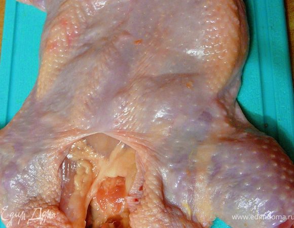 Курицу моем,обсушиваем бумажными полотенцами и разделываем по рецепту http://www.edimdoma.ru/recipes/28134 ,только теперь удалить все кости включая голень и крылья.В итоге получаем вот такой вот мясной мешочек  