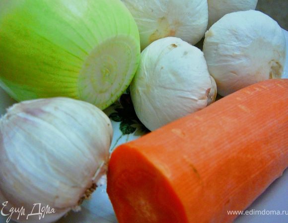 Лук режем на четверти,нарезаем тонко,грибы(я чищу шампиньоны)моем,обсушиваем,нарезаем пластинками,морковь натираем на крупной терке.