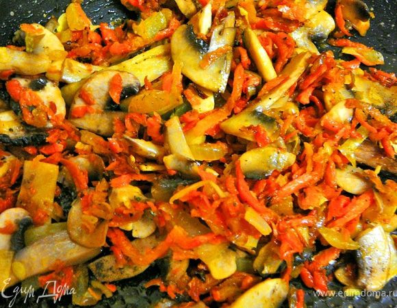 На оливковом(растительном)масле обжариваем лук,через минуты 3 добавляем морковь,затем грибы,раздавленный и мелко порезанный зубчик чеснока,солим,перчим.