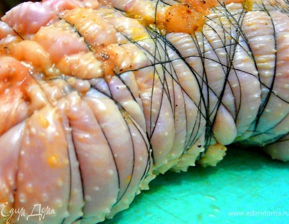 Скручиваем в рулет,плотно.Можно крылья и окорочка не фаршировать,а вывернув их на изнанку,засунуть во внутрь курицы.Перевязываем кулинарной нитью(желательно кулинарной,у меня закончилась нить,пришлось воспользоваться обычной нитью,я потом ее долго отдирала от кожицы курицы).Чем плотнее и туже перевяжите тем лучше.