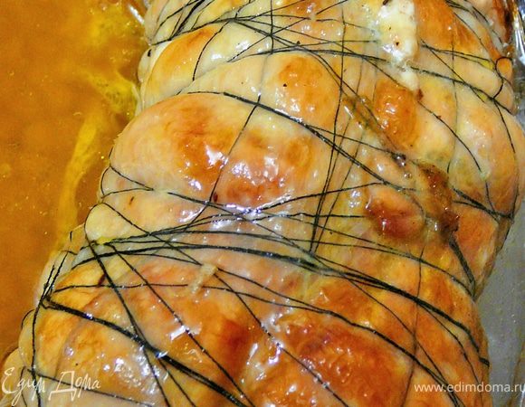 Перемещаем рулет в рукав для запекания,вливаем парочку столовых ложек воды,завязываем рукав.Кладем в жаропрочную форму(сковороду)и отправляем в заранее разогретую духовку до 180 гр.минут на 45.Я готовлю в режиме конвекции,если у Вас обычная газовая духовка,или вы предпочитаете готовить в другом режиме то добавьте еще минут 10.