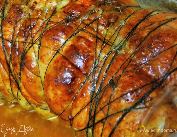 Затем достаем рулет,аккуратно разрываем рукав,приоткрываем его и хорошо поливаем рулет образовавшимся соком и отправляем еще на минут 15 чтоб корочка зарумянилась. 