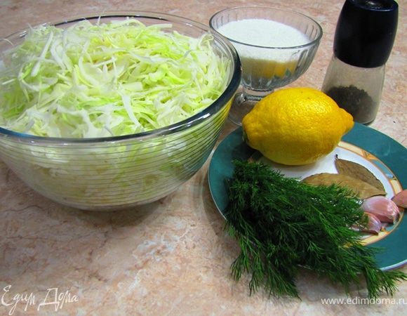 Итак
Капуста жаренная.
В качестве мясной составляющей я использовал мясо от Плова по-азербайджански.
Вино - Абхазское - Эшера.