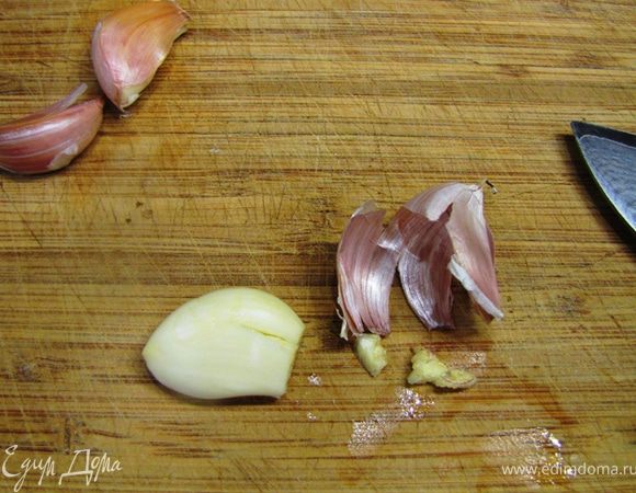 Срежьте "попку" и почистите зубчики.