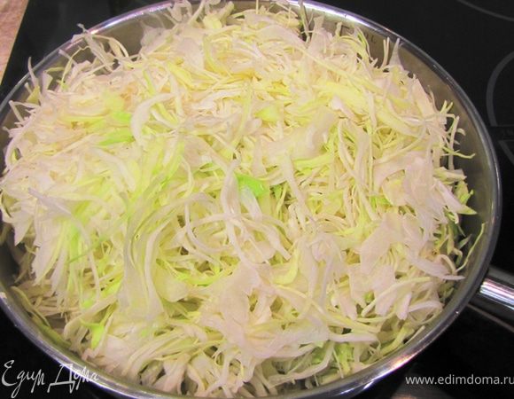 Положите в сковороду капусту.