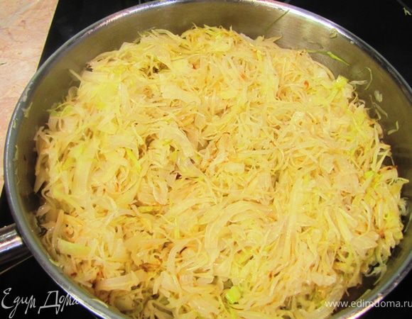 Перемешивайте капусту не реже одного раза в минуту. Старайтесь переворачивать слои. Обратите внимание, некоторые на этом этапе наливают воду. Именно вода зачастую портит вкус капусты.
Жарьте капусту около 10 минут.
Посолите, положите тимьян.
Жарьте еще 5 минут.
Капуста должна частично карамелизоваться и опасть. На вкус она будет слегка жестковатой и недосоленой, но уже со своим характерным и очень приятным вкусом (именно очень приятным).
Перемешайте капусту и налейте туда 100 грамм холодной воды.