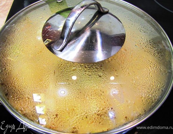 Перемешайте еще раз. Убавьте огонь до маленького. Положите в капусту цедру лимона. Положите лавровый лист. Накройте крышкой. Тушите капусту еще 5 минут.