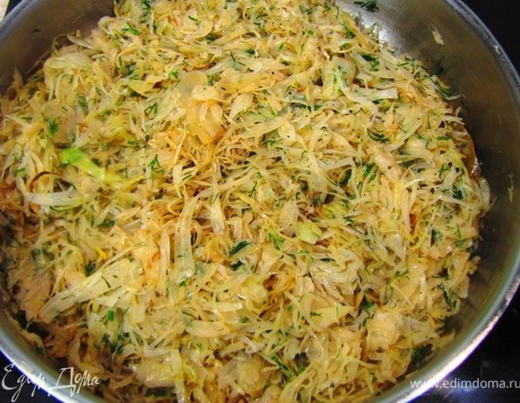 Снимите крышку. Проверьте капусту на мягкость. Помните, что капуста должна быть несколько хрустящей. В таком виде она особенно замечательна на вкус.
Проверьте капусту на соль. Досолите, если необходимо. Перемешайте.
Попробуйте еще раз. Если соли достаточно - выключите огонь.
Полейте капусту лимонным соком. Перемешайте. Посыпьте укропом и свежемолотым черным перцем.
Снова перемешайте. Дайте постоять под крышкой минут пять. Подавайте капусту с жаренными колбасками и пивом...
Или с мясом и вином, на худой конец. 