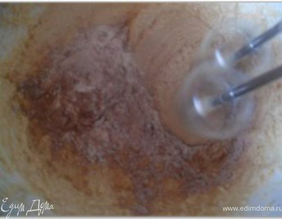 Смешать вместе муку, соду, соль и какао. Постепенно всыпать в смесь из сливочного масла, взбивая электрическим миксером на низкой скорости. 